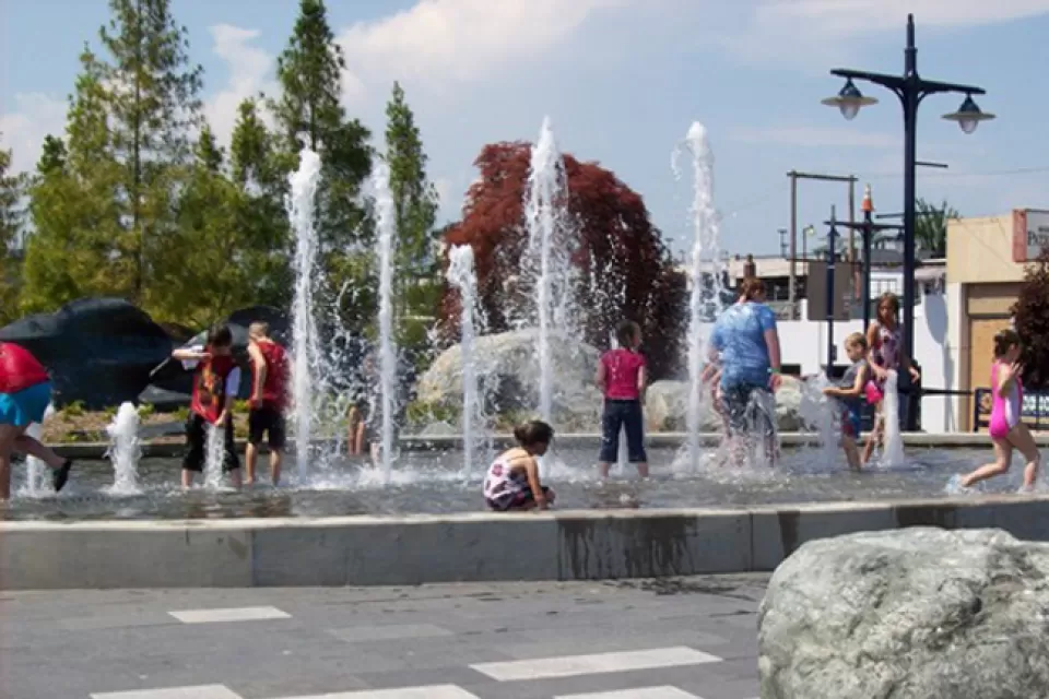play fountain